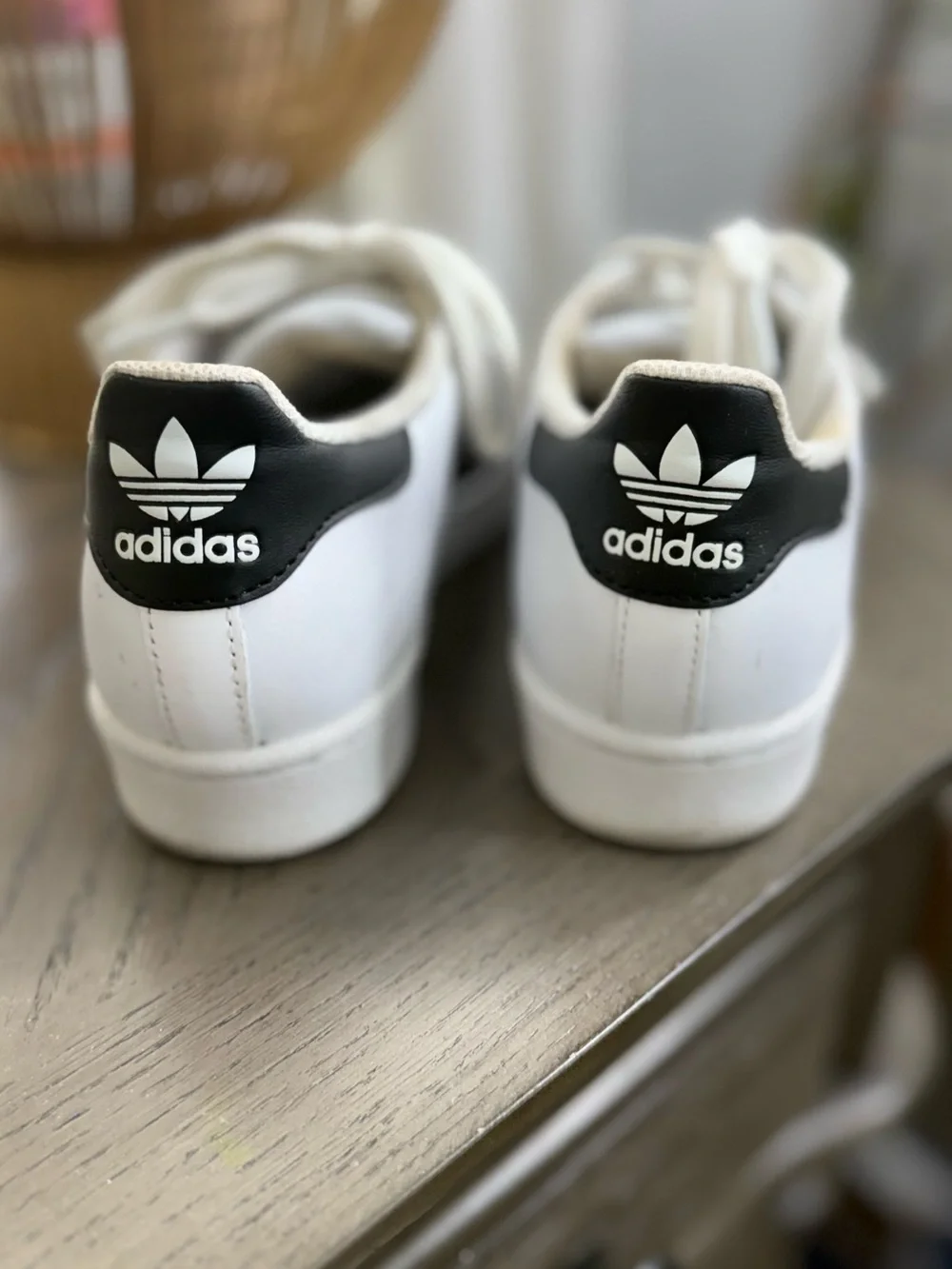 🤍 Authentic Adidas Superstar sneakers in excellent pre-owned condition.